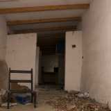 Lasciamo la pista da ballo estiva e ci avviamo su un altro vialetto che parte dall'entrata e porta a quella che probabilmente era la casa del custode. Al suo interno � un tappeto di calcinacci, flaconi e bottiglie di plastica